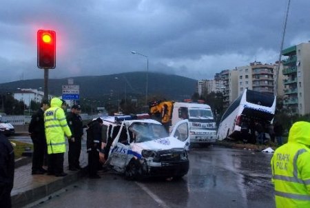 Polis Aracı Kavşakta Otobüsle Çarpıştı: 1 Şehit 1 Yaralı