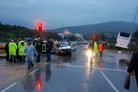 Polis Aracı Kavşakta Otobüsle Çarpıştı: 1 Şehit 1 Yaralı