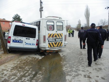 Polis aracıyla öğrenci servisi çarpıştı: 4 yaralı