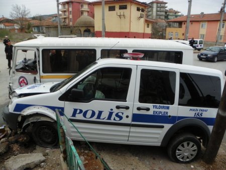 Polis aracıyla öğrenci servisi çarpıştı: 4 yaralı