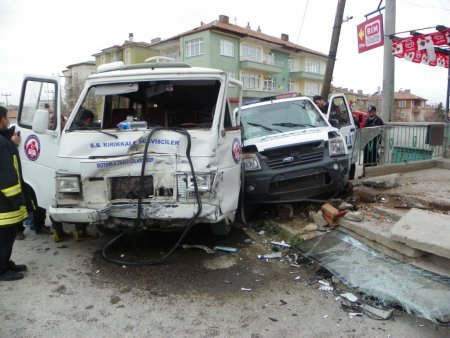 Polis aracıyla öğrenci servisi çarpıştı: 4 yaralı