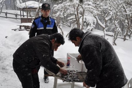 Polis Basın Mensuplarıyla Kar Üstünde Piknikte Biraraya Geldi