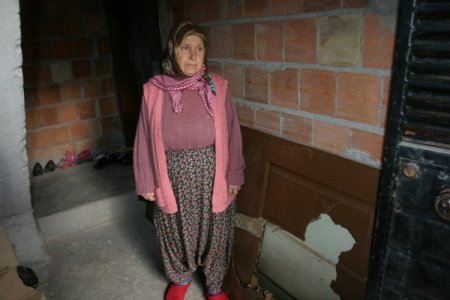 Polis baskında kapıyı kırdı, yenisini taktırdı (FOTOĞRAF İÇİN)