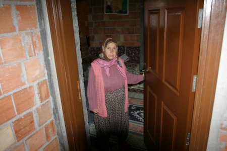 Polis baskında kapıyı kırdı, yenisini taktırdı (FOTOĞRAF İÇİN)