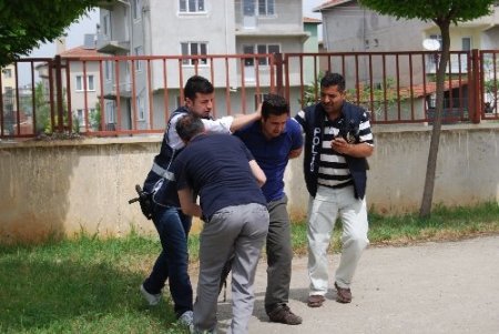 Polis bıçaklı hırsızı etkisiz hale getirdi