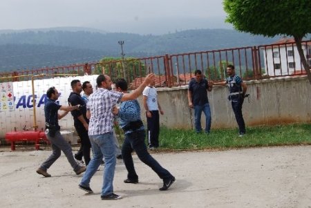 Polis bıçaklı hırsızı etkisiz hale getirdi