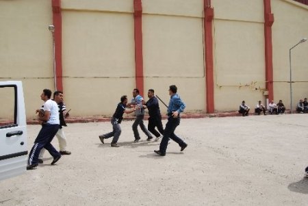 Polis bıçaklı hırsızı etkisiz hale getirdi