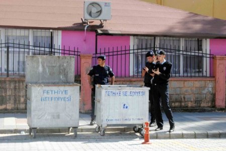 Polis çöpe atılan Atatürk posterleri için inceleme başlattı