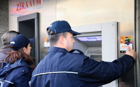 Polis dolandırıcılara karşı ATM’lere uyarı çıkartmaları yapıştırdı