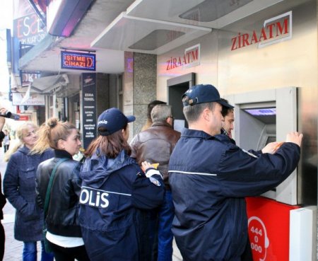 Polis dolandırıcılara karşı ATM’lere uyarı çıkartmaları yapıştırdı