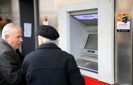 Polis dolandırıcılara karşı ATM’lere uyarı çıkartmaları yapıştırdı