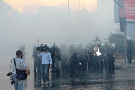 Polis Dolmabahçe'de göstericilere müdahale etti