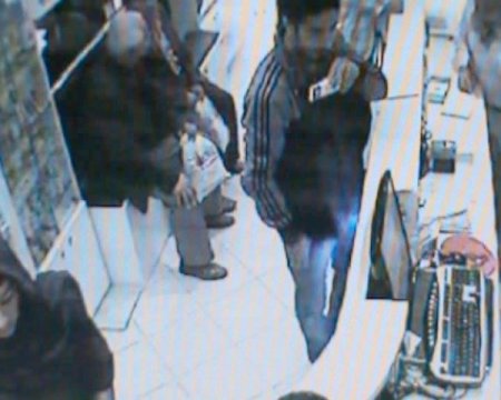 Polis eczane dolandırıcısını arıyor