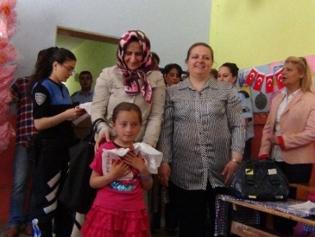 Polis eşleri, 3 bin öğrenciyi hediyelerle sevindirdi