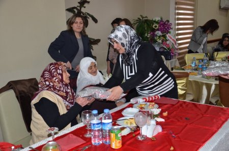 Polis eşleri, huzurevi sakinleriyle yemekte biraraya geldi