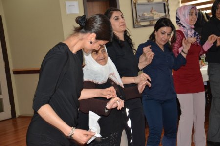 Polis eşleri, huzurevi sakinleriyle yemekte biraraya geldi