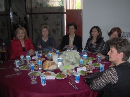 Polis Eşleri Öğrenciler Yararına Çay Partisi Düzenledi