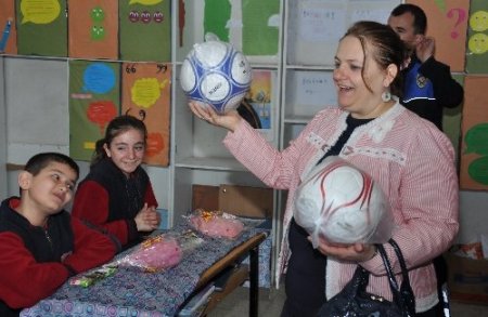 Polis eşleri öğrencilere hediye dağıttı