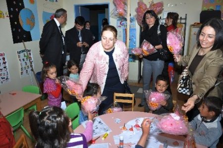 Polis eşleri öğrencilere hediye dağıttı