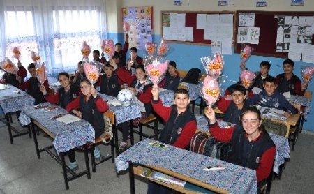 Polis eşleri öğrencilere hediye dağıttı