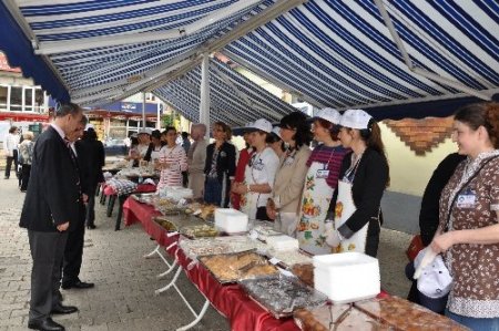 Polis eşlerinden ihtiyaç sahibi öğrenciler ve aileleri yararına kermes