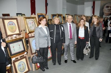 Polis eşlerinden öğrencilere burs için sergi