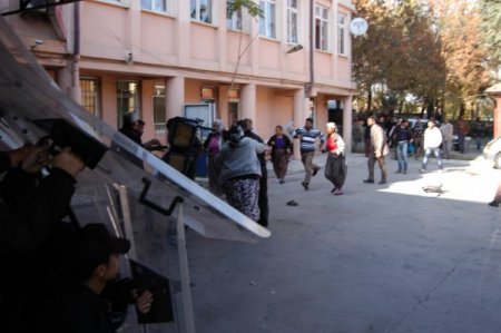 Polis-hırsız kovalamacası sonrası hastane önü savaş alanına döndü