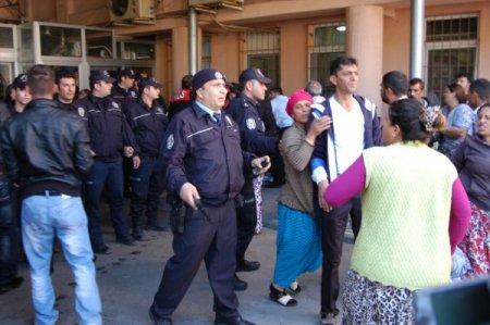 Polis-hırsız kovalamacası sonrası hastane önü savaş alanına döndü