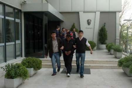 Polis İplik Tüccarı Oldu, Dolandırıcıları Yakaladı