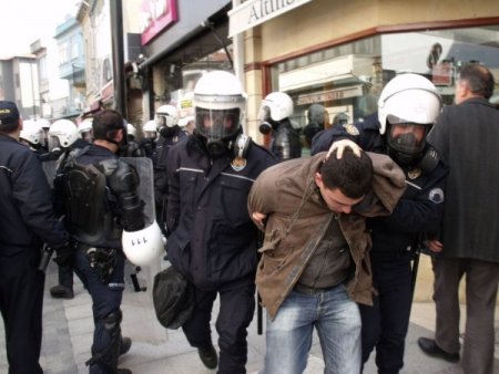 Polis Kameramanına Saldıran Göstericilere Müdahale