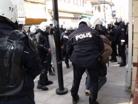 Polis Kameramanına Saldıran Göstericilere Müdahale
