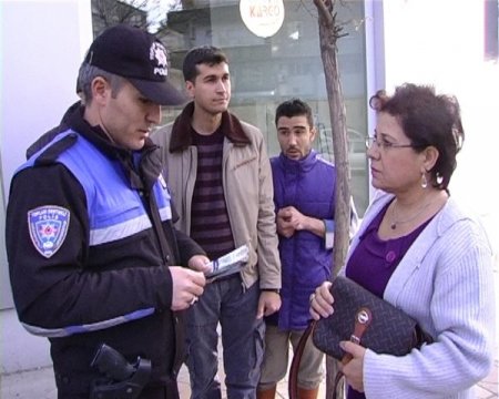 Polis Kapkaç Yaparak Vatandaşı Uyardı