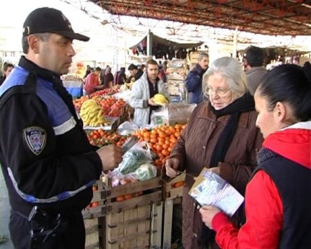 Polis Kapkaç Yaparak Vatandaşı Uyardı