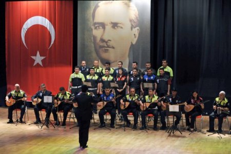 Polis Korosu Ve Yabancılar Folklor Ekibi Sahne Aldı