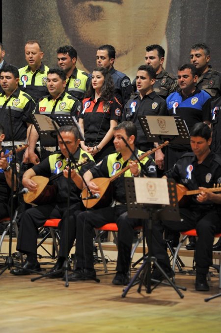 Polis Korosu Ve Yabancılar Folklor Ekibi Sahne Aldı