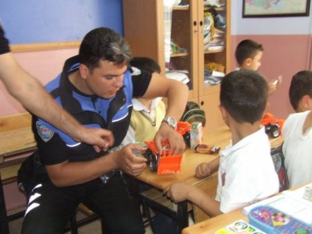 Polis memurları miniklere oyuncak dağıttı