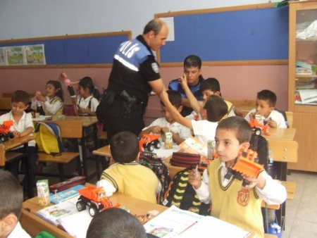 Polis memurları miniklere oyuncak dağıttı