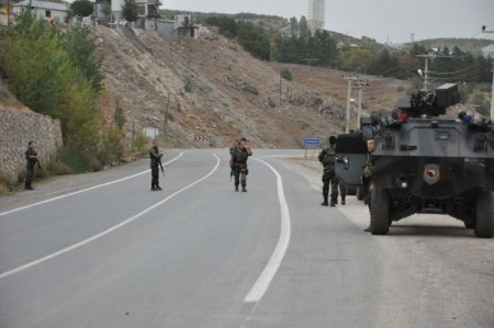 Polis memuru, yol kesen teröristlerle çatıştı: 3 yaralı