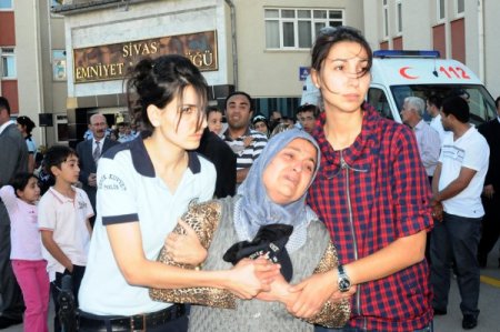 Polis memuru göz yaşlarıyla uğurlandı