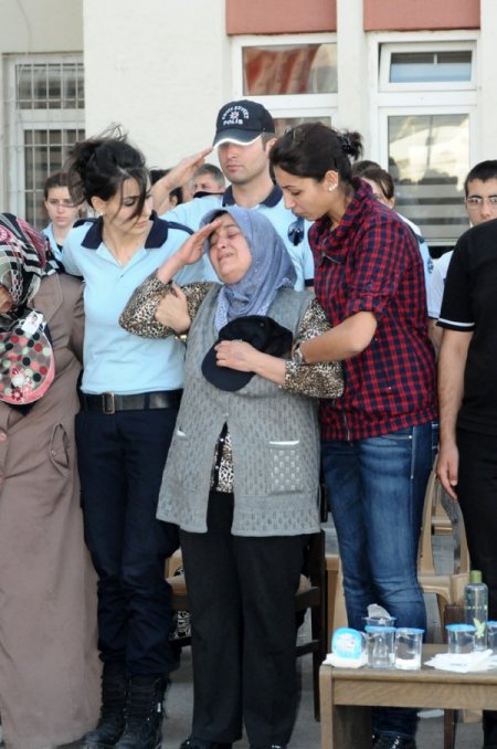 Polis memuru göz yaşlarıyla uğurlandı