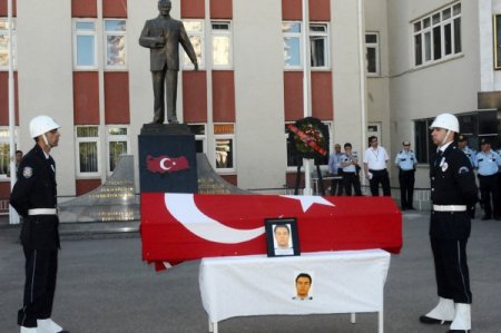 Polis memuru göz yaşlarıyla uğurlandı