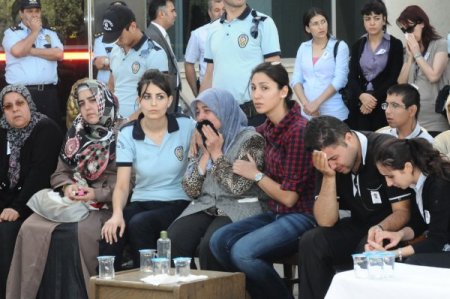 Polis memuru göz yaşlarıyla uğurlandı