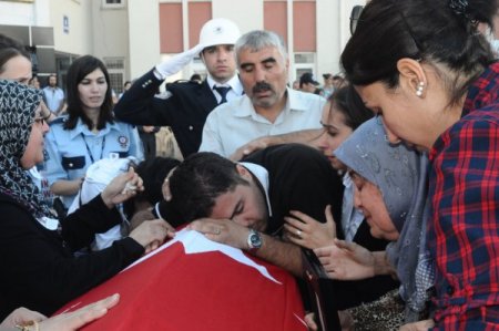 Polis memuru göz yaşlarıyla uğurlandı