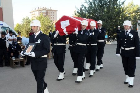 Polis memuru göz yaşlarıyla uğurlandı