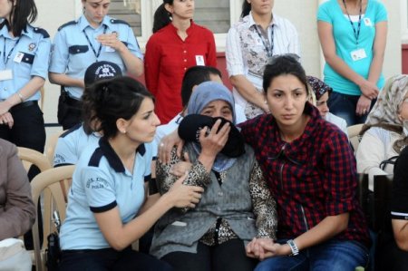 Polis memuru göz yaşlarıyla uğurlandı