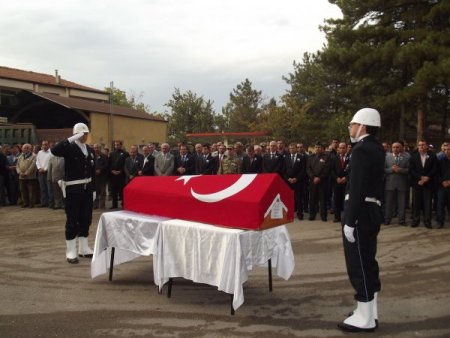 Polis memuru kızının doğum gününde hayatını kaybetti