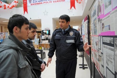 Polis memuru kupür sergisi açtı