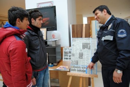 Polis memuru kupür sergisi açtı