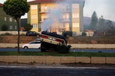 Polis Memuru Yanan Otomobildeki Yaralıları Canı Pahasına Kurtardı