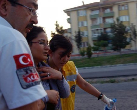 Polis Memuru Yanan Otomobildeki Yaralıları Canı Pahasına Kurtardı